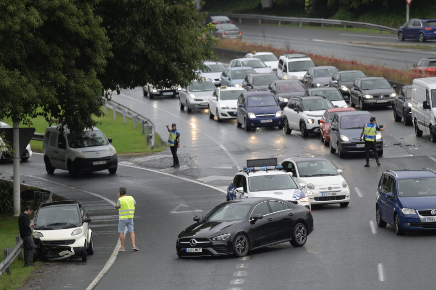 Los accidentes causados por la lluvia colapsan los accesos de A Coruña