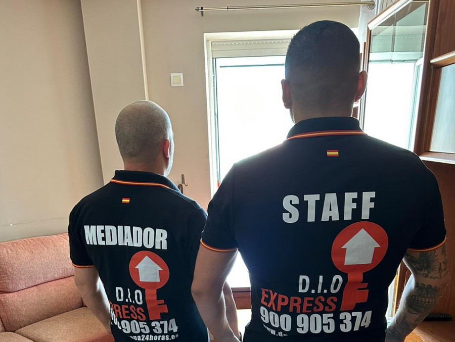 Una empresa de desokupación recupera un piso de unos inquilinos morosos en Mesoiro