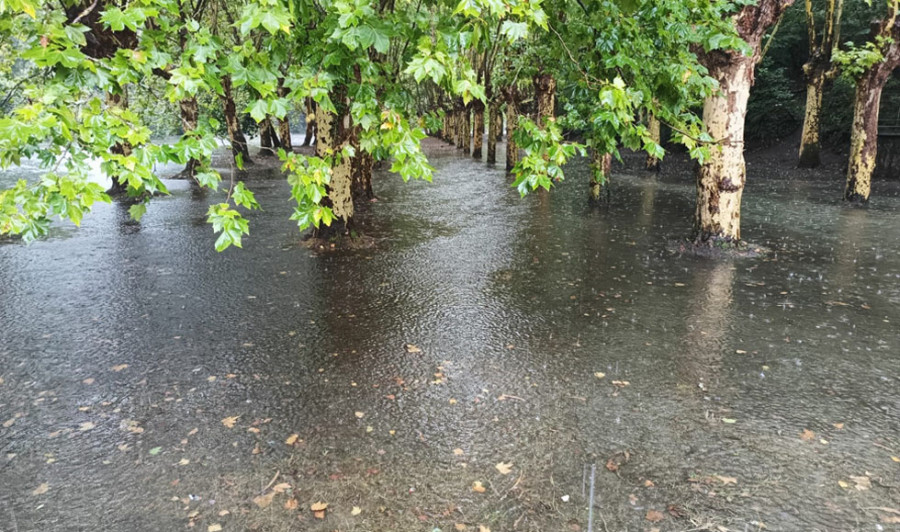 Las 'Mareas de San Agustín" desbordan el Mandeo, que inundó varios tramos de calles y paseos en Betanzos