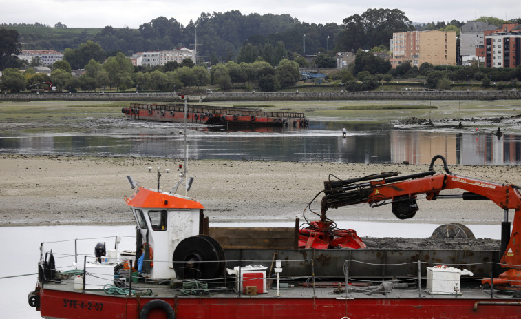 El dragado retira de la ría de O Burgo 370.000 metros cúbicos de lodo tóxico