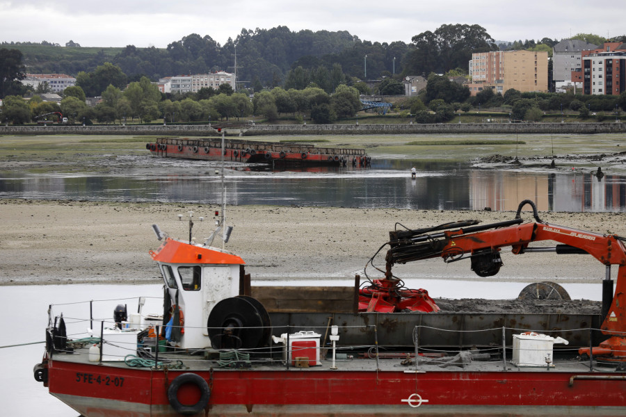El dragado retira de la ría de O Burgo 370.000 metros cúbicos de lodo tóxico
