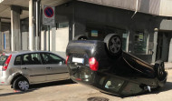 Cortan una calle de la Sagrada Familia por el vuelco de un coche