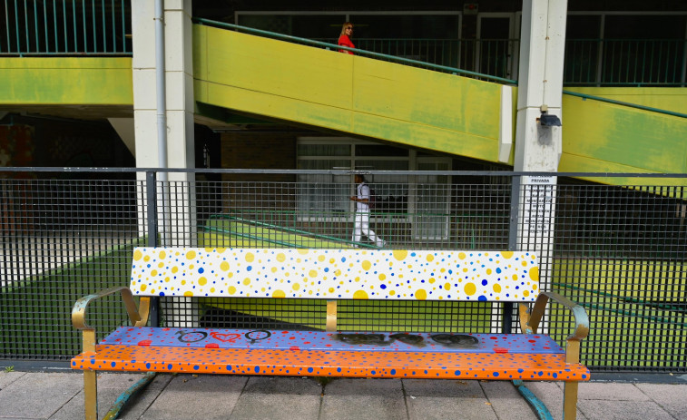 Pintadas vandálicas en los bancos decorados por el Orgullo Lgtbi en O Ventorrillo