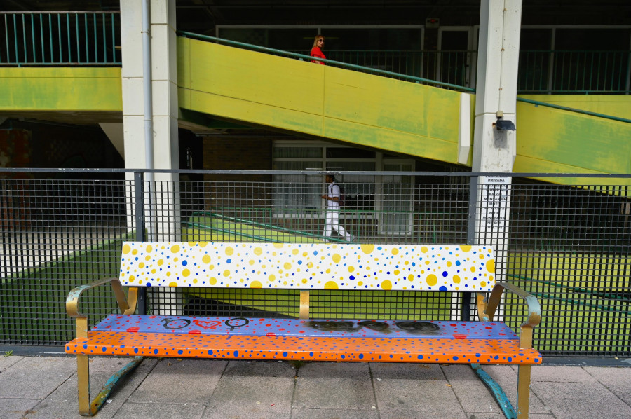 Pintadas vandálicas en los bancos decorados por el Orgullo Lgtbi en O Ventorrillo
