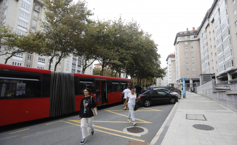 Dieciséis paradas de autobús con plataforma pondrán coto a la doble fila en A Coruña