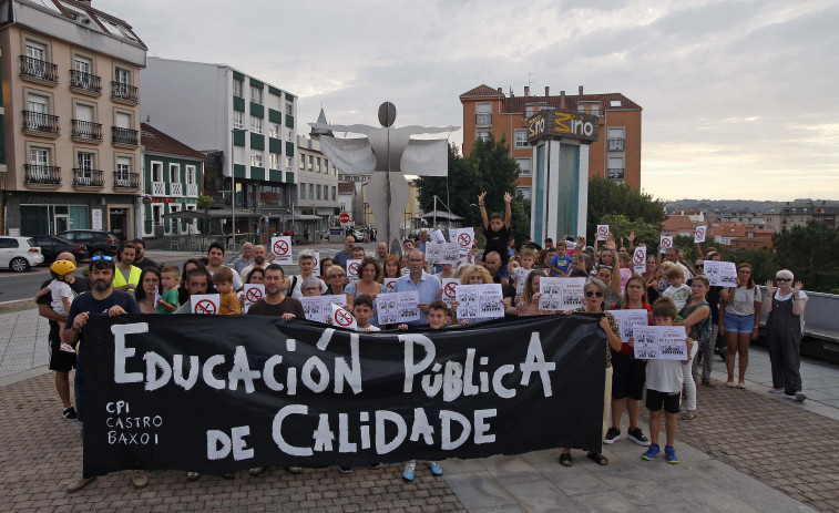 Miño se manifiesta por el cierre de un aula de Infantil y la pérdida de dos profesores del Castro Baxoi