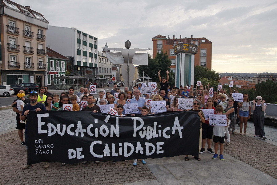 Miño se manifiesta por el cierre de un aula de Infantil y la pérdida de dos profesores del Castro Baxoi