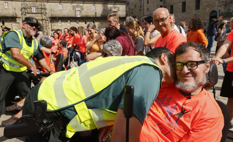 Un grupo de personas con ELA se reivindica en el Camino de Santiago