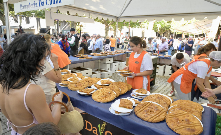 Miles de raciones de empanada ponen sabor a las fiestas de Carral