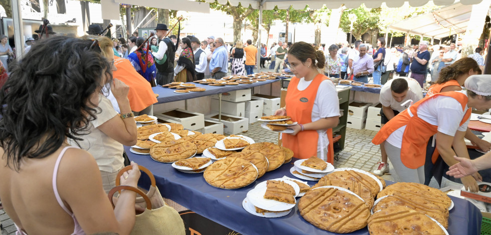 Miles de raciones de empanada ponen sabor a las fiestas de Carral