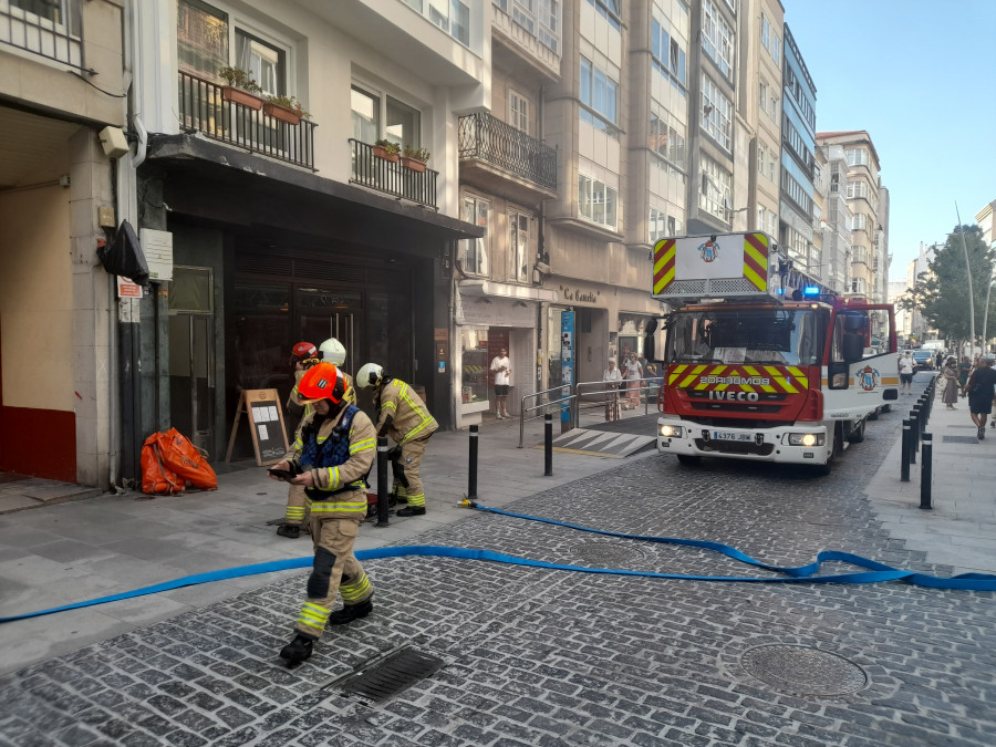 Un incendio en el 29 de San Andrés colapsa el tráfico hasta la plaza de Pontevedra