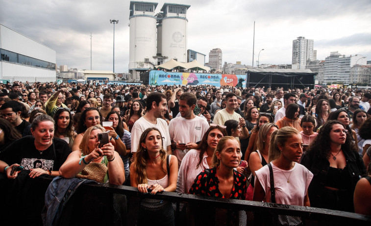 La tormenta hace acto de presencia, pero no impide que la música suene en el Recorda Fest