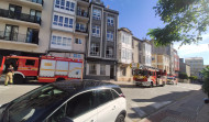 Los Bomberos de A Coruña sofocan un fuego en la avenida de Hércules
