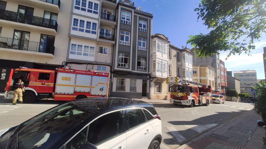 Los Bomberos de A Coruña sofocan un fuego en la avenida de Hércules