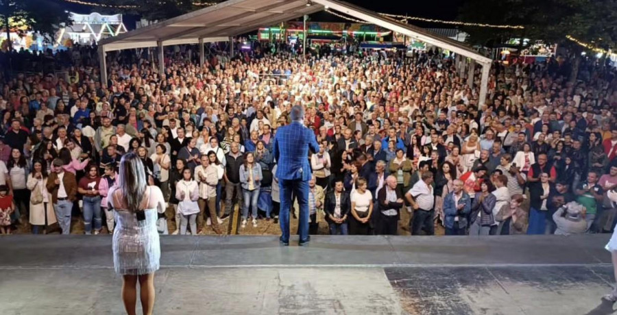 La reinvención de las orquestas hace de las verbenas la moda millennial en A Coruña