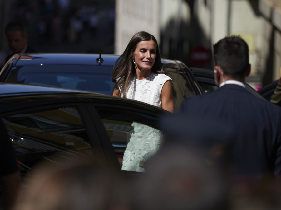 La niebla desvía al avión de la reina Letizia de Santiago a Alvedro