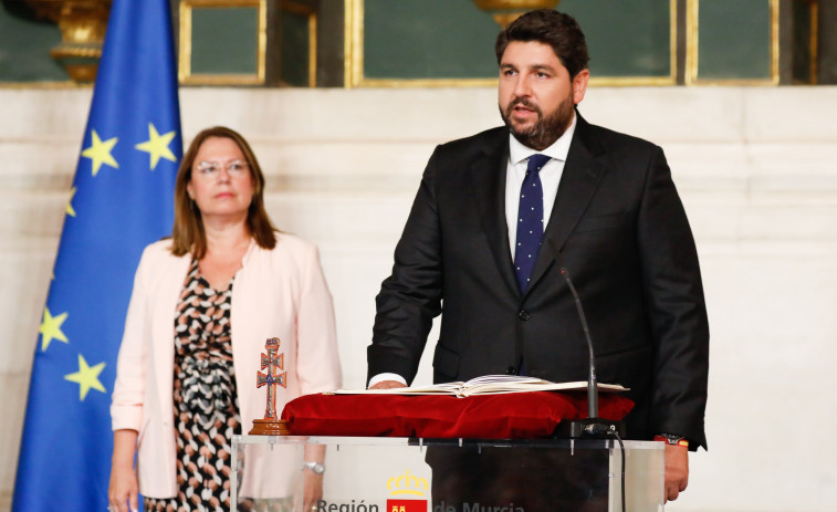 López Miras urge a proteger el Mar Menor en su toma de posesión como presidente de Murcia