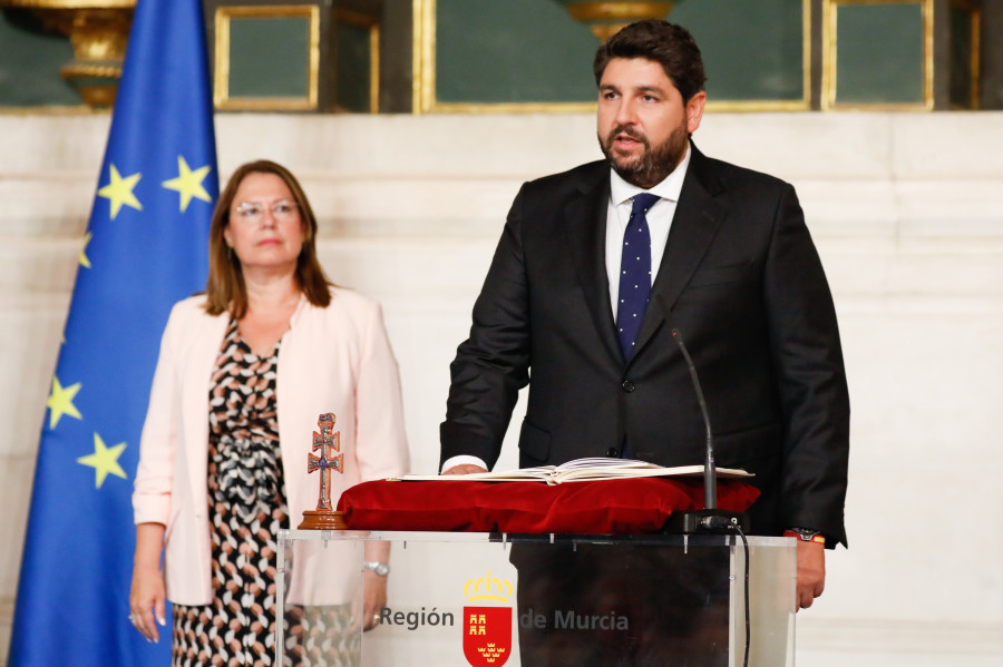 López Miras urge a proteger el Mar Menor en su toma de posesión como presidente de Murcia