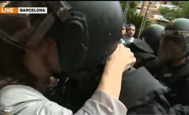 Uno de los policías del 1-O denuncia el beso no consentido de una manifestante