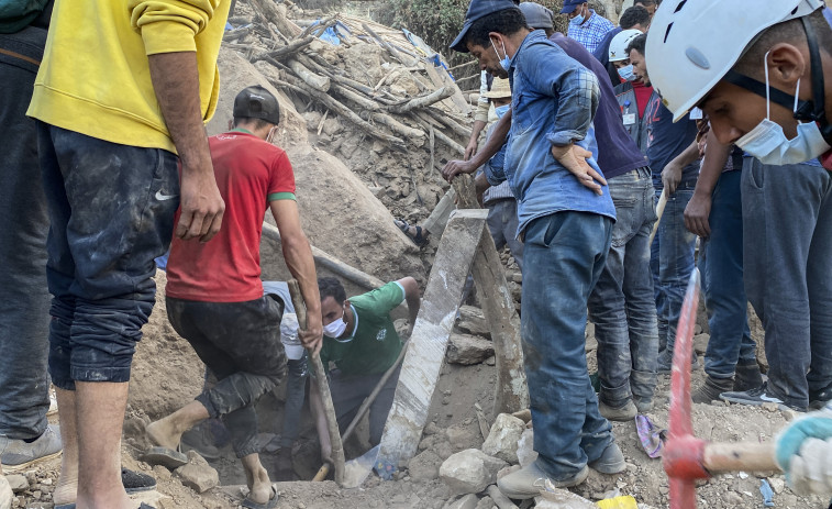 Trabajan con perros para intentar localizar supervivientes en Marruecos