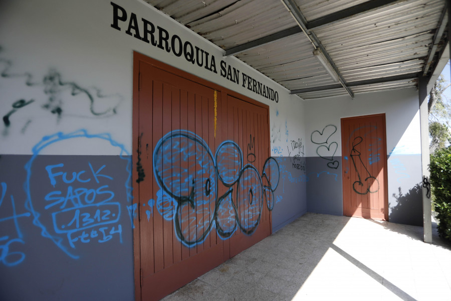 Los actos vandálicos en la iglesia de Feáns indignan a un barrio “limpio y acogedor”