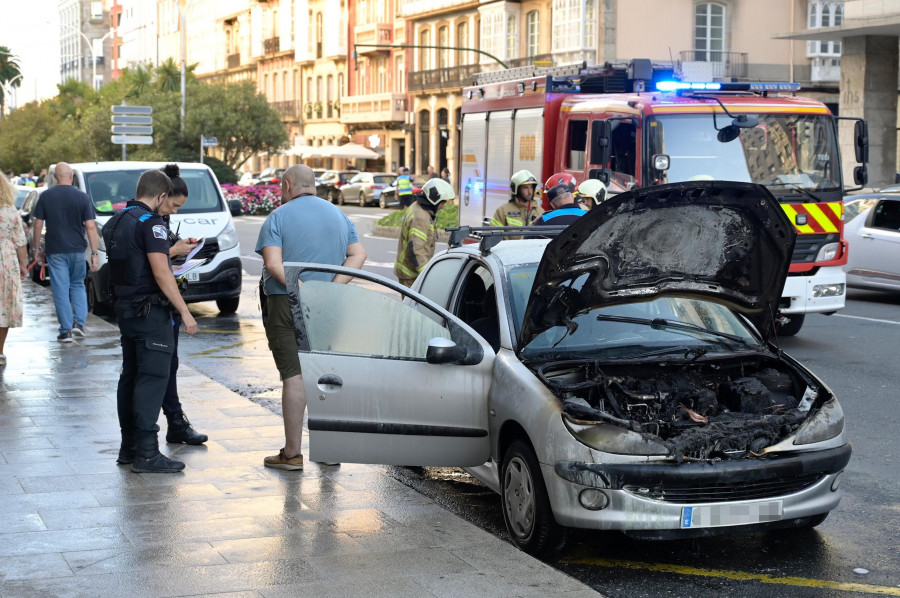 Un coche comienza a arder cuando circulaba por Juana de Vega