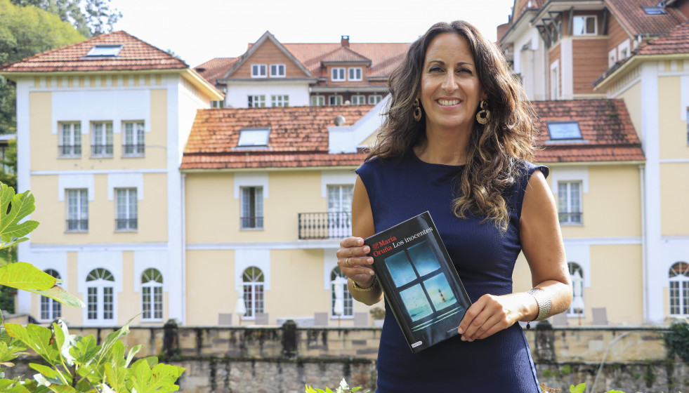 La escritora María Oruña con el balneario de Puente Viesgo (Cantabria) de fondo @EFE