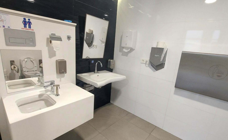 Entra en servicio el aseo de Alvedro para pasajeros ostomizados