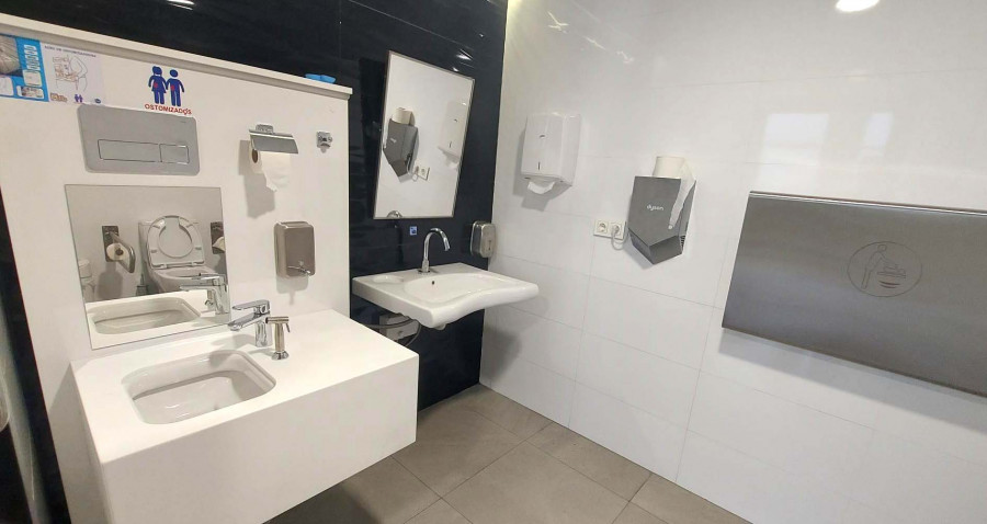 Entra en servicio el aseo de Alvedro para pasajeros ostomizados