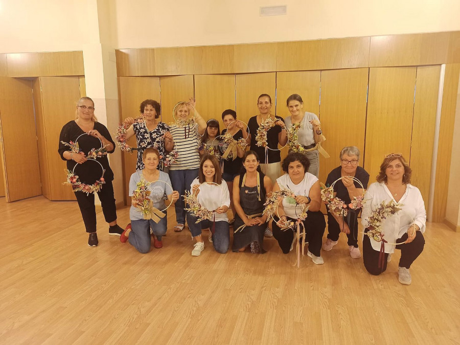 La emprendedora Verónica Souto, de Floradeira, imparte un taller de coronas en Curtis