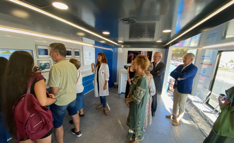La ruta enfermera ofrece en su trailer de Riazor talleres sobre salud