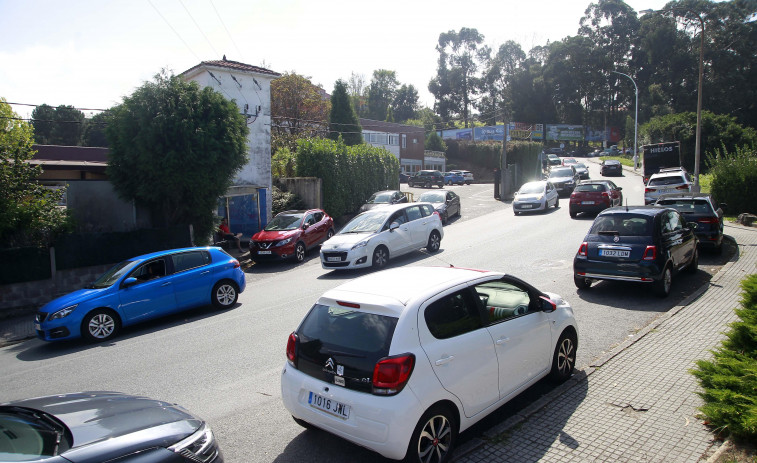 Con el coche hasta la puerta del colegio: Los padres colapsan A Zapateira
