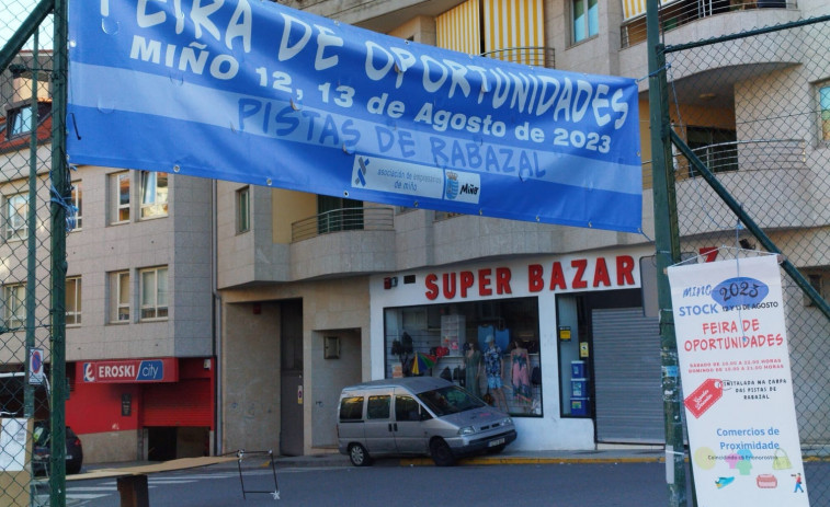 Una rifa solidaria en Miño sortea una cesta valorada en más de 2.000 euros