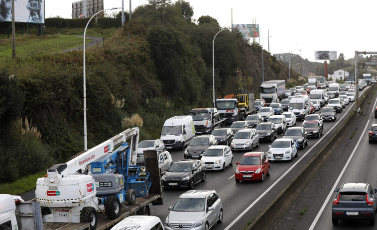 Un accidente con cinco coches implicados provoca retenciones en Alfonso Molina