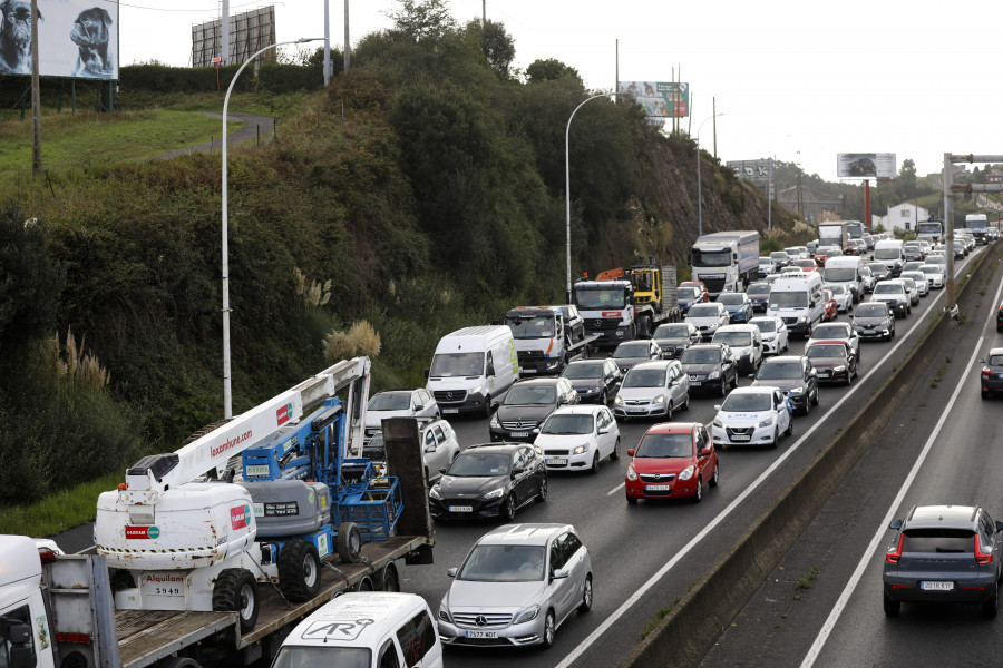 Un accidente con cinco coches implicados provoca retenciones en Alfonso Molina