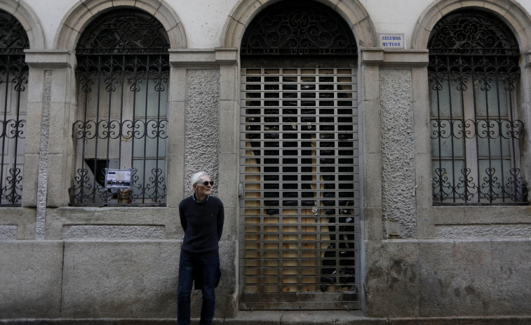 Tapian la puerta del bajo de A Coruña que alberga un nido de ratas