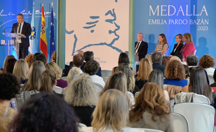 Rueda aboga por un “feminismo amplio” con la entrega de las medallas Emilia Pardo Bazán