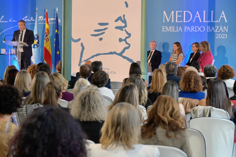 Rueda aboga por un “feminismo amplio” con la entrega de las medallas Emilia Pardo Bazán