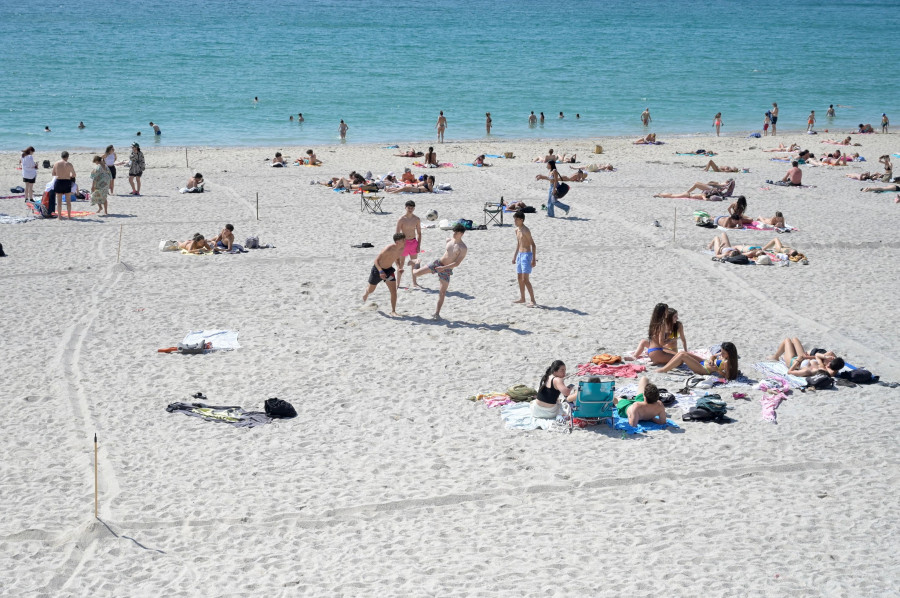 Rescatadas dos personas del agua en la playa del Orzán