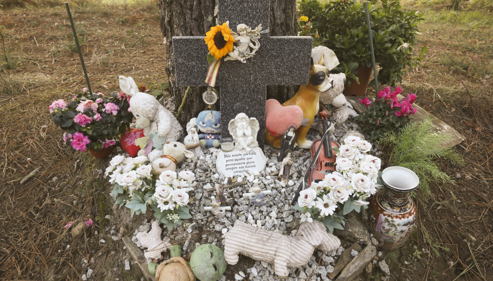 Pequeño altar en la pista del municipio de Teo que recuerda el lugar donde apareció el cuerpo de la pequeña Asunta Basterra y que este jueves cumple diez años de su asesinato @Xoán Rey (EFE)