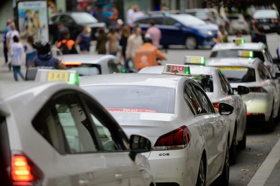 El sector del taxi de A Coruña plantea una subida del 5% en la tarifa a partir de 2024