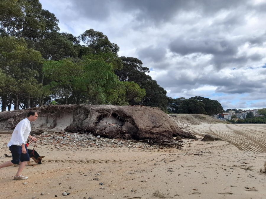 El perfil del litoral de Santa Cristina mejora de aspecto al retirar escombros de la playa