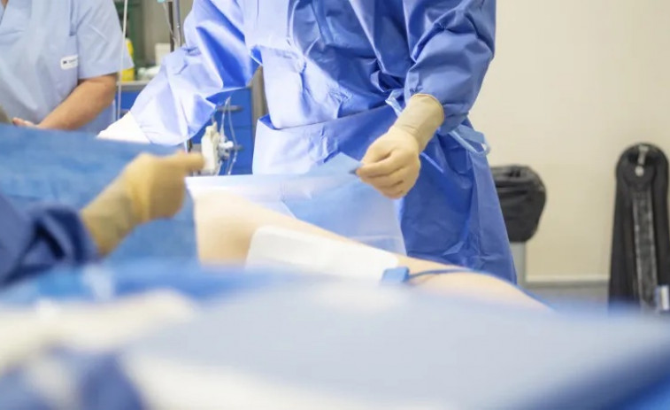 Médicos de toda España aprenden una técnica de cirugía de columna en el hospital San Rafael de A Coruña