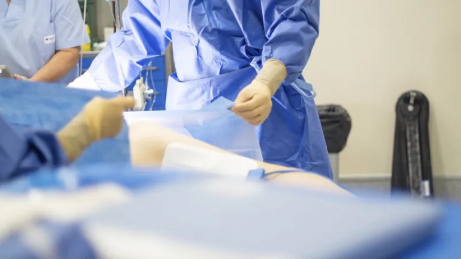 Médicos de toda España aprenden una técnica de cirugía de columna en el hospital San Rafael de A Coruña