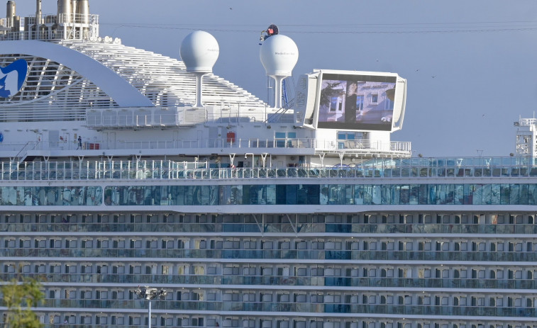 Casi 9.000 turistas llegaron en dos cruceros tras una noche de fuertes vientos en A Coruña