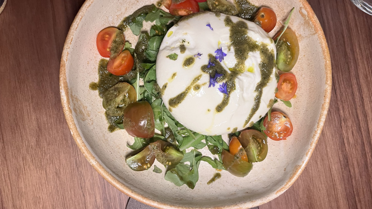 Ensalada de tomates cherry y delicia de burrata con pesto genovu00e9s