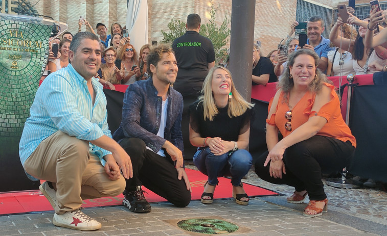 David Bisbal inaugura su vinilo conmemorativo en el Camino de la Música de Mérida