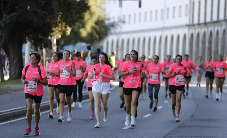 Más de 5.000 personas vistieron de rosa A Coruña en la Carrera de la Mujer
