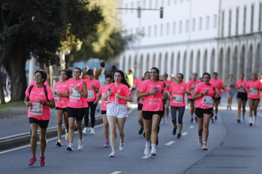 Más de 5.000 personas vistieron de rosa A Coruña en la Carrera de la Mujer