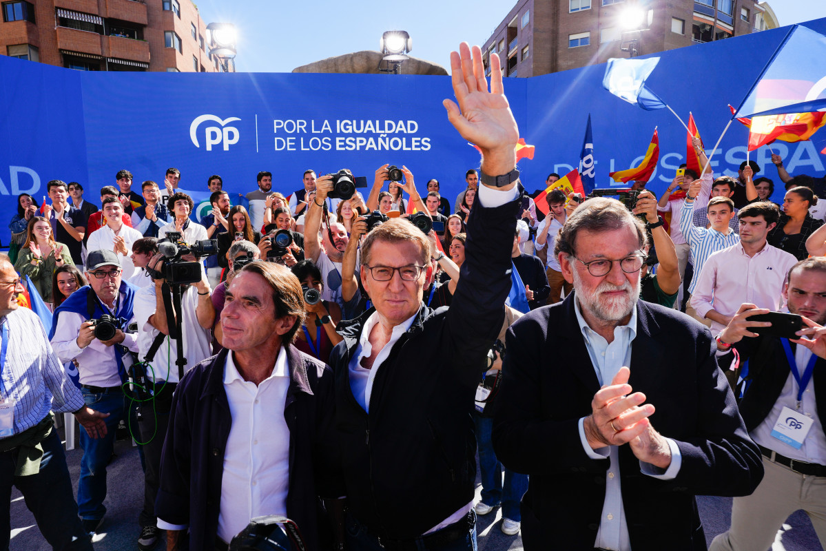 Los expresidentes del Gobierno José María Aznar (i) y Mariajo Rajoy (d) junto al líder del Partido Popular, Alberto Núñez Feijóo